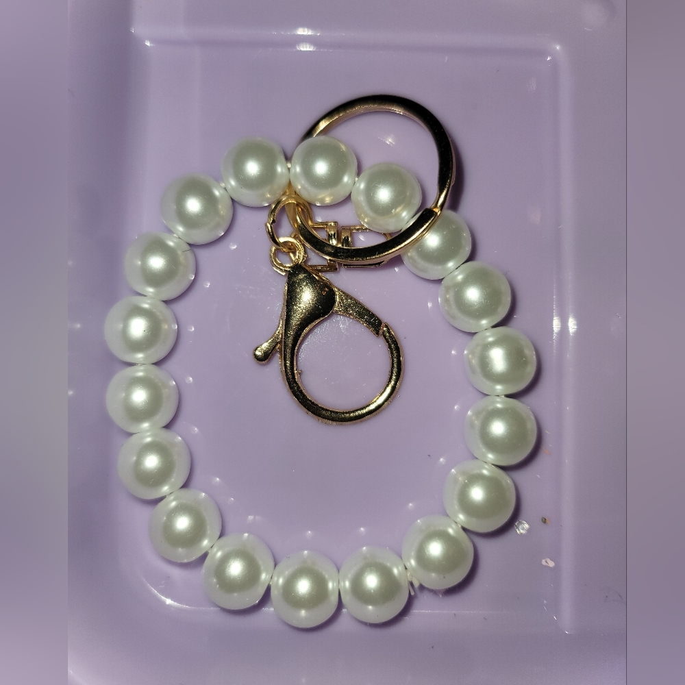 Elegant Pearl Bracelet Keychain with Gold Accents